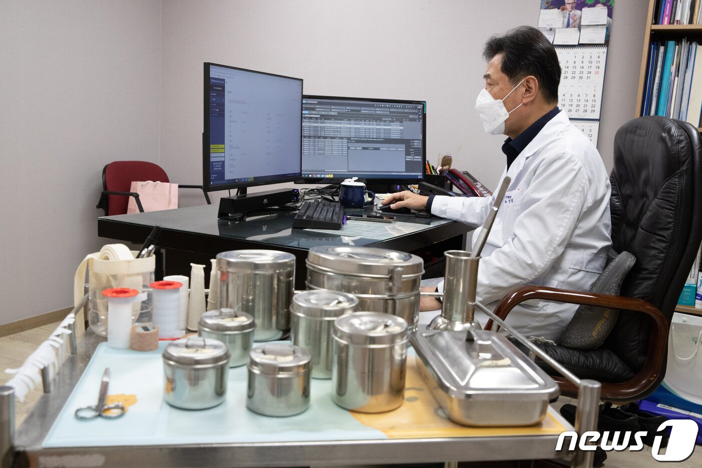 본문 이미지 - 신종 코로나바이러스 감염증(코로나19) 신규 확진자가 8571명 발생한 25일 오후 서울 구로구의 한 의원에서 의사가 재택치료 업무를 하고 있다. 2022.1.25/뉴스1 ⓒ News1 이재명 기자