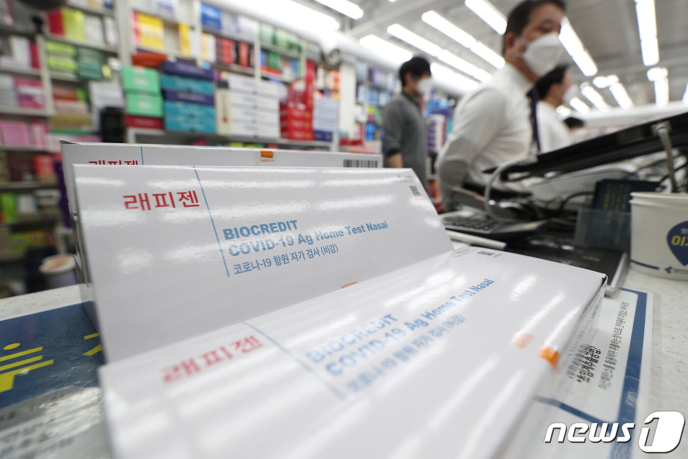 본문 이미지 - 정부가 26일부터 새로운 방역체계인 '오미크론 대응단계'를 가동한다. 광주광역시 등 4개 지역에서부터 새 방역체계가 가동되며, 설 연휴 이후 전국으로 확대될 예정이다. '오미크론 대응단계'가 가동되는 지역에서는 선별 진료소의 PCR 검사를 60세 이상 고령층, 밀접접촉자 등 고위험군을 대상으로만 진행한다. 고위험군에 속하지 않는 경우 신속항원검사나 자가검사키트에서 양성이 나올 경우 PCR 검사를 받게된다. 사진은 25일 서울의 한 약국에서 판매중인 자가검사키트. 2022.1.25/뉴스1 ⓒ News1 이성철 기자