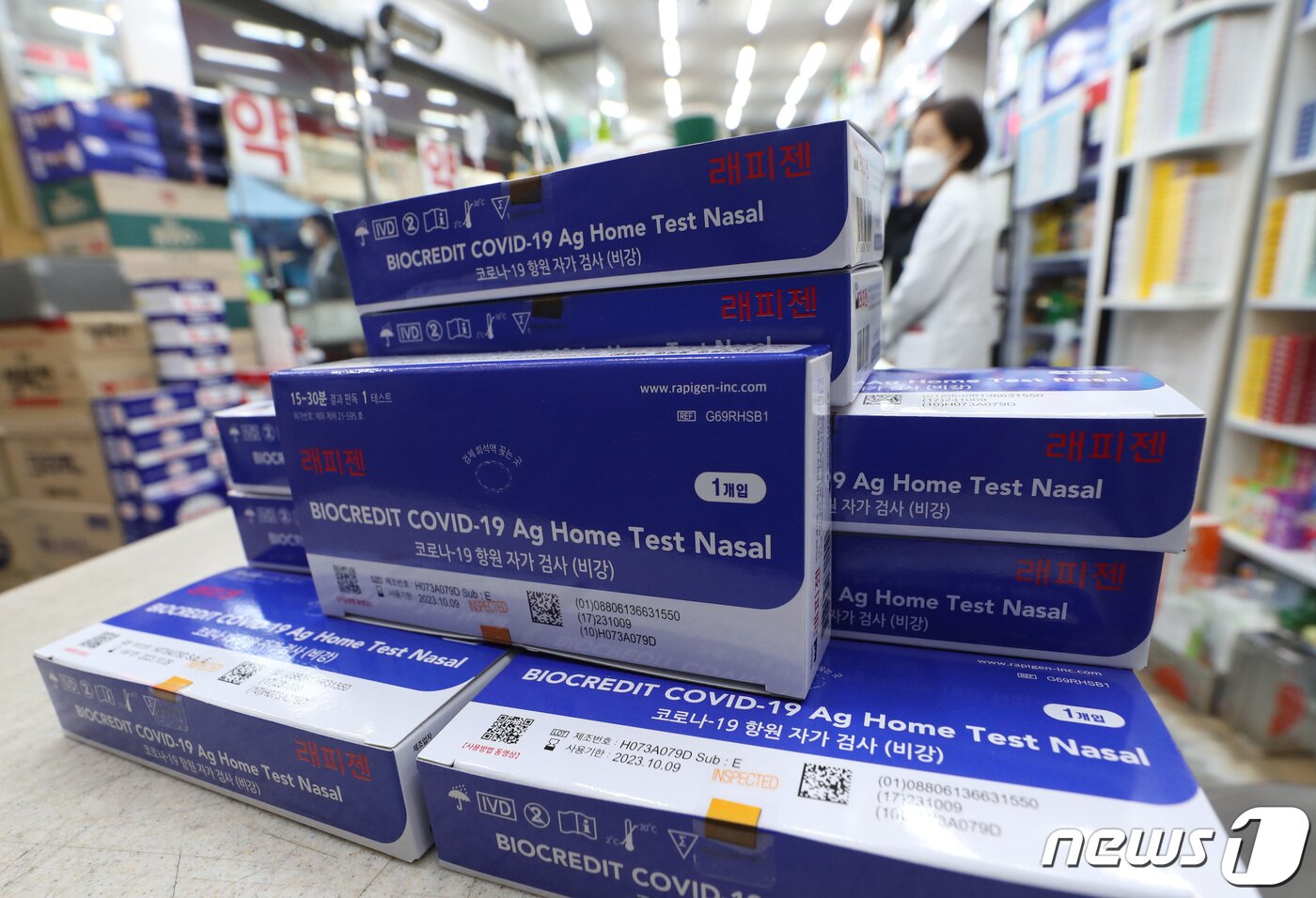 본문 이미지 - 정부가 26일부터 새로운 방역체계인 '오미크론 대응단계'를 가동한다. 광주광역시 등 4개 지역에서부터 새 방역체계가 가동되며, 설 연휴 이후 전국으로 확대될 예정이다. '오미크론 대응단계'가 가동되는 지역에서는 선별 진료소의 PCR 검사를 60세 이상 고령층, 밀접접촉자 등 고위험군을 대상으로만 진행한다. 고위험군에 속하지 않는 경우 신속항원검사나 자가검사키트에서 양성이 나올 경우 PCR 검사를 받게된다. 사진은 25일 서울의 한 약국에서 판매중인 자가검사키트. 2022.1.25/뉴스1 ⓒ News1 이성철 기자