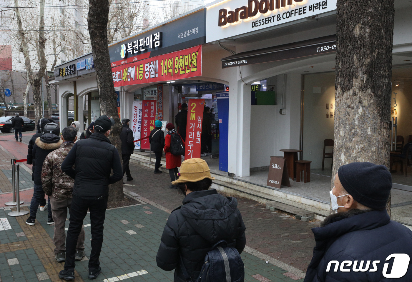 (서울=뉴스1) 신웅수 기자 = 25일 오후 서울 노원구의 복권판매점 앞에서 시민들이 복권을 사기 위해 줄을 서 있다.올해로 발행 20주년을 맞은 로또 복권이 오는 29일 대망의 …