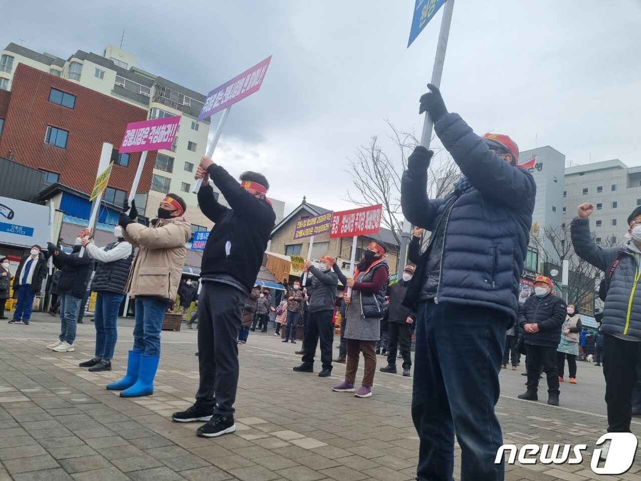 본문 이미지 - 강릉 중앙시장 상인회 주차공간 재배치 계획 철회 촉구 집회.2022.1.25/뉴스1 윤왕근 기자