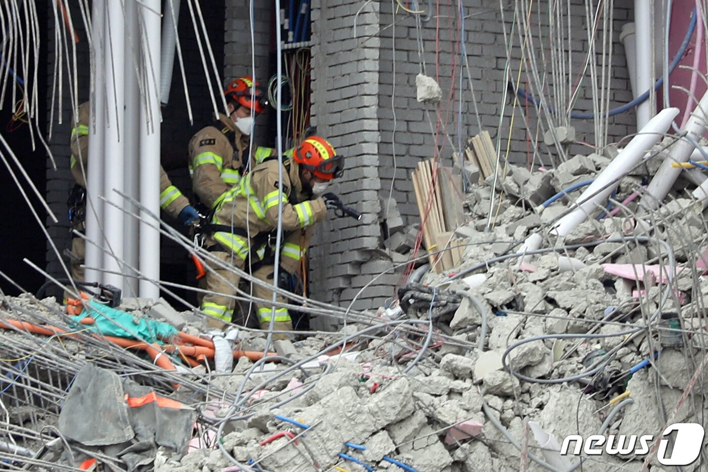 본문 이미지 - 25일 오후 광주 서구 화정동 현대산업개발 아이파크 아파트 신축 공사 붕괴사고 현장 상층부에서 전문구조대원 등 수습당국이 실종자 수색·잔해물 제거 작업을 벌이고 있다. 지난 11일 오후 3시46분쯤 해당 공사 현장 201동 건물이 38층부터 23층까지 무너져 작업자 6명이 실종됐다. 실종자 중 1명은 숨진 채 발견됐고 나머지 5명의 생사 여부는 확인되지 않고 있다. 2022.1.25/뉴스1 ⓒ News1 황희규 기자
