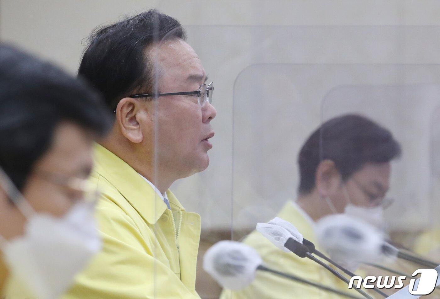 본문 이미지 - 김부겸 국무총리가 26일 서울 종로구 정부서울청사에서 열린 코로나19 대응 중앙재난안전대책본부 회의 겸 안전상황점검회의를 주재하며 발언을 하고 있다.2022.1.26/뉴스1 ⓒ News1 송원영 기자