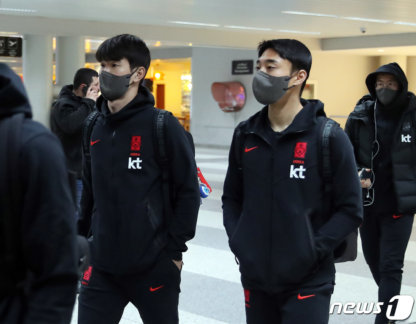 (베이루트=뉴스1) 김진환 기자 = 대한민국 축구 대표팀의 김진규와 이동준(오른쪽)이 26일(현지시간) 오전 '2022 카타르월드컵 아시아 최종예선 A조 7차전' 레바논의 경기를 …