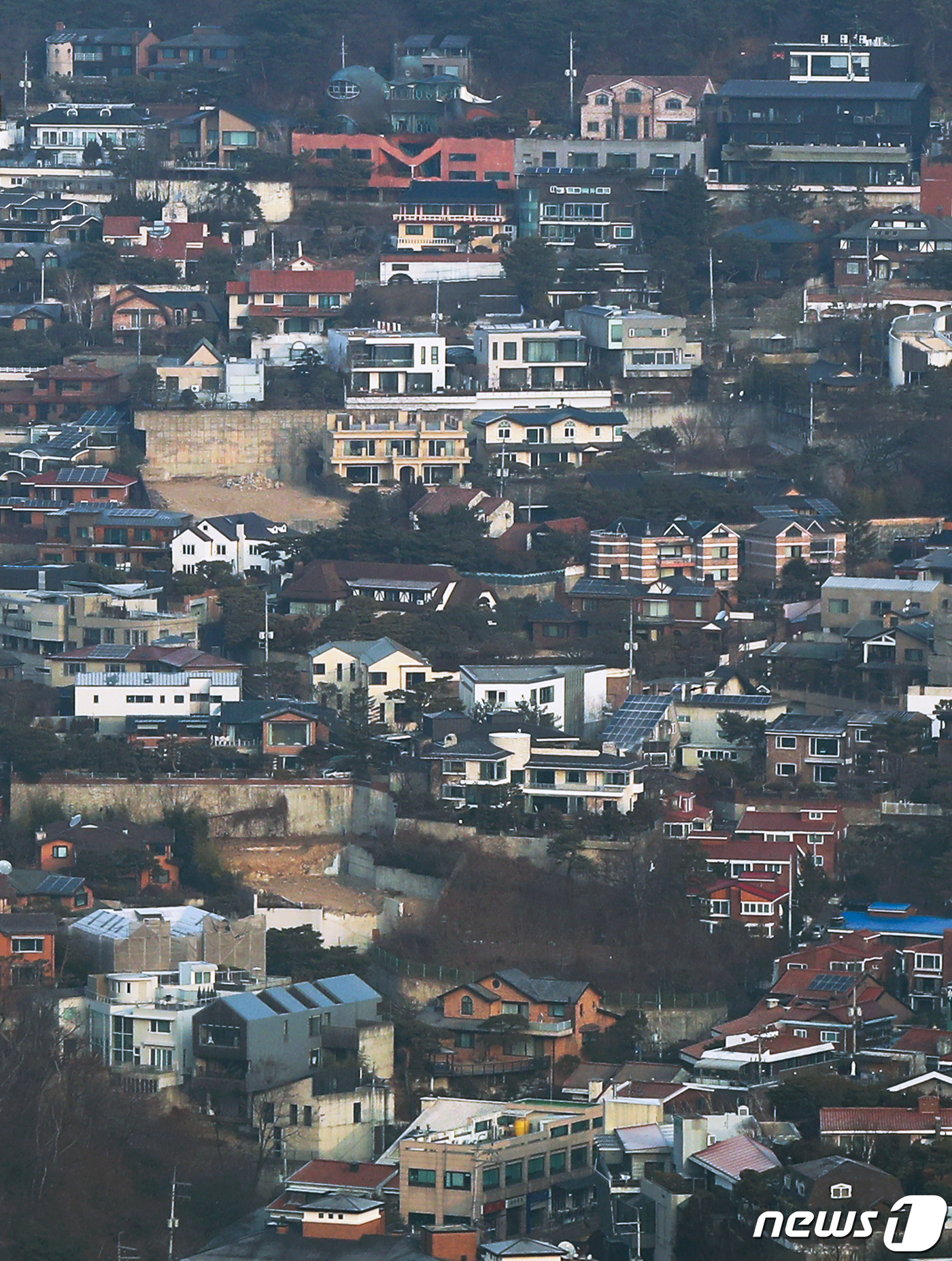 (서울=뉴스1) 민경석 기자 = 지난해 서울에서 15억원이 넘는 고가의 단독주택 거래량이 역대 최고치를 기록한 것으로 나타났다.25일 부동산 플랫폼업체 직방이 실시한 국토교통부 실 …