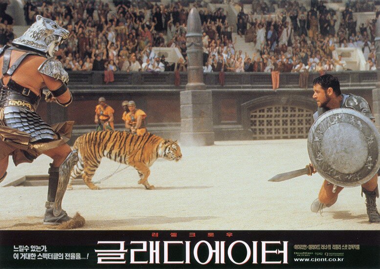 본문 이미지 - 영화 '글래디에이터'의 한 장면. 콜로세움에서 펼쳐지는 검투사들이 대결을 펼치고 있다.
