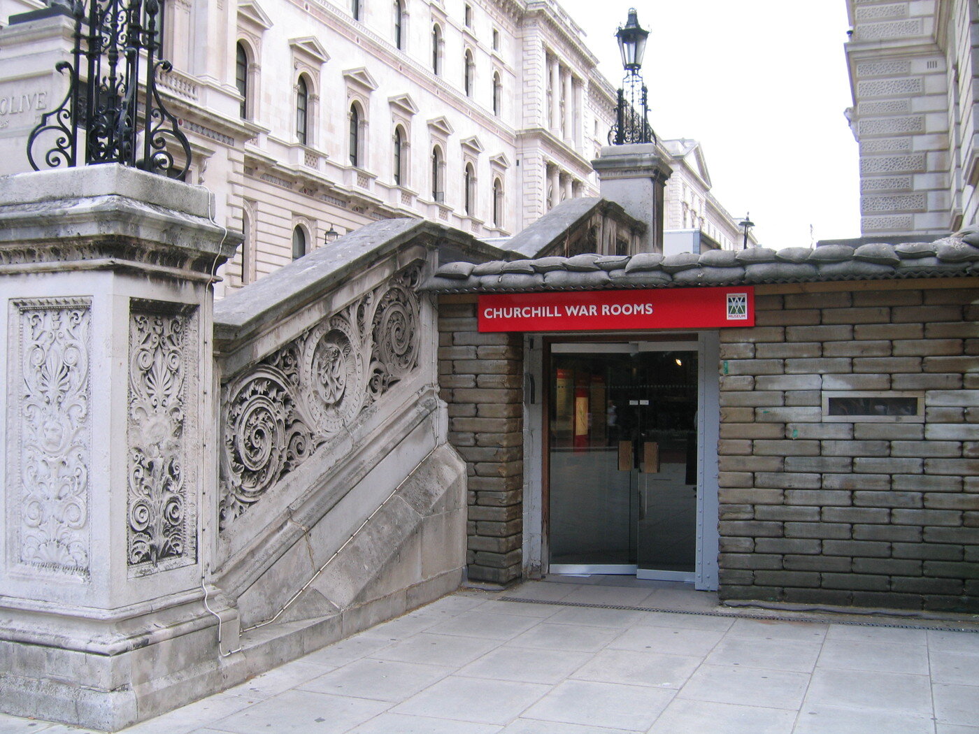 본문 이미지 - 처칠 수상이 2차대전 중 전시내각으로 사용한 지하 벙커 입구. 현재는 '처칠 워 룸'으로 일반에 개방하고 있다. 조성관 작가 제공