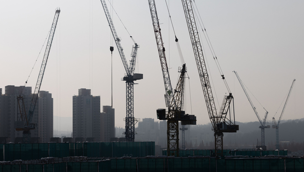 아스콘값 2배·마감재 40%↑…지방 건설현장 '5월 셧다운' 공포