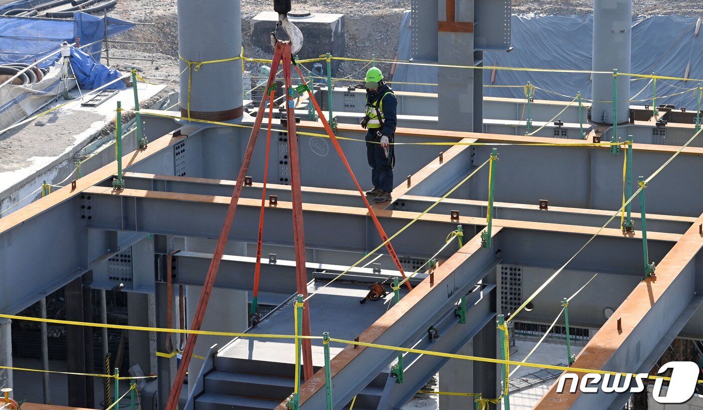 본문 이미지 - 인천국제공항 4단계 건설 현장에서 한 관계자가 작업을 하고 있다.&#40;자료사진&#41; 2022.1.26/뉴스1 ⓒ News1 임세영 기자