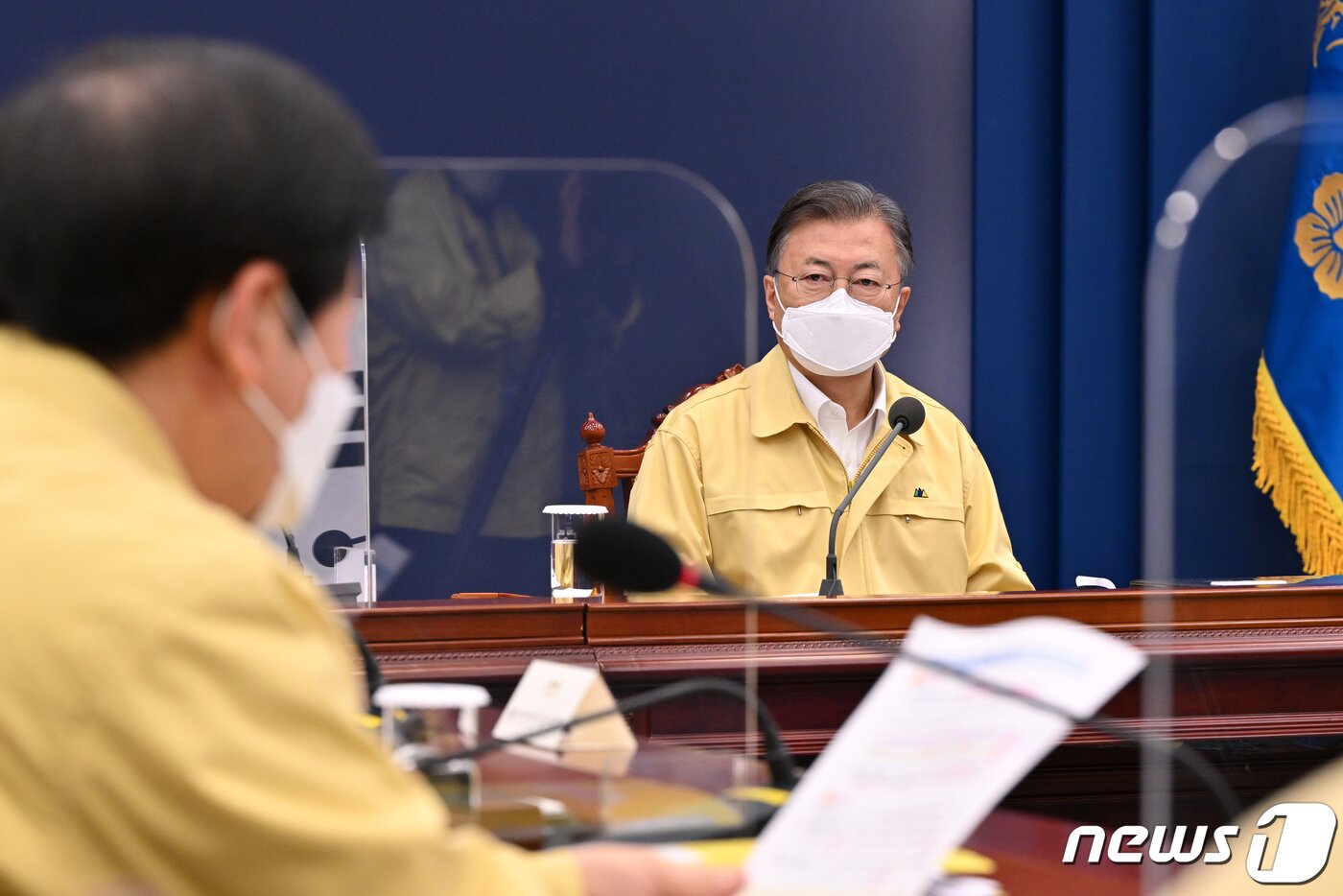 본문 이미지 - 문재인 대통령이 26일 오후 청와대 여민관 영상회의실에서 열린 오미크론 대응 점검회의에서 대응 전략을 보고 받고 있다. (청와대 제공) 2022.1.26/뉴스1