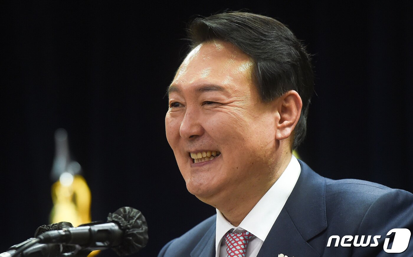 본문 이미지 - 윤석열 국민의힘 대선 후보가 26일 오후 서울 종로구 이북5도청 대강당에서 열린 이북도민·탈북민 신년하례식에서 축사를 하고 있다. 2022.1.26/뉴스1 ⓒ News1 국회사진취재단