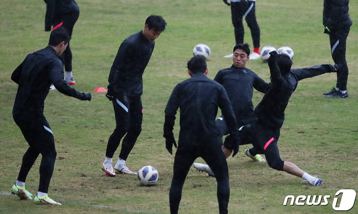 본문 이미지 - 대한민국 축구대표팀 이동준을 비롯한 선수들이 26일 오후(현지시간) 레바논 시돈 사이다 시립 경기장에서 27일 열리는 ‘2022 카타르월드컵 아시아 최종예선 A조 7차전' 레바논의 경기를 앞두고 공식 훈련을 갖고 있다. 2022.1.26/뉴스1 ⓒ News1 김진환 기자