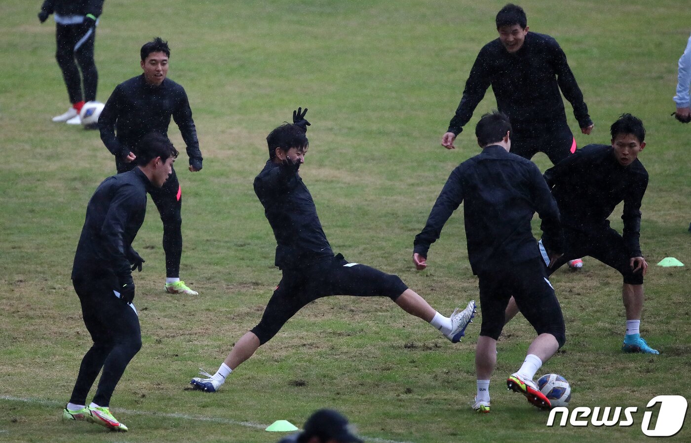 본문 이미지 - 대한민국 축구대표팀 선수들이 26일 오후&#40;현지시간&#41; 레바논 시돈 사이다 시립 경기장에서 27일 열리는 ‘2022 카타르월드컵 아시아 최종예선 A조 7차전&#39; 레바논의 경기를 앞두고 공식 훈련을 갖고 있다. 2022.1.26/뉴스1 ⓒ News1 김진환 기자