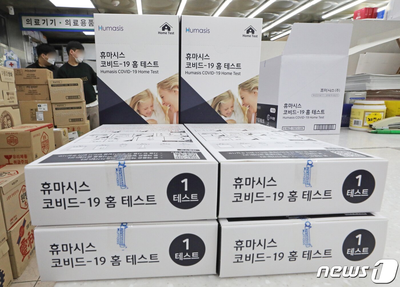 본문 이미지 - 오는 29일부터 전국 선별진료소에서 신속항원검사를 받을 수 있게된다. 정부 관계자는 "29일부터 다음 달 2일까지는 과도기로, 검사 대상자가 PCR과 신속항원검사 중 하나를 선택할 수 있도록 했다＂고 밝혔다. 다음달 3일부터는 60세 이하의 경우 PCR 검사 대신 신속항원검사를 받게된다. 사진은 27일 서울의 한 약국에서 판매되는 자가검사키트. 2022.1.27/뉴스1 ⓒ News1 이성철 기자