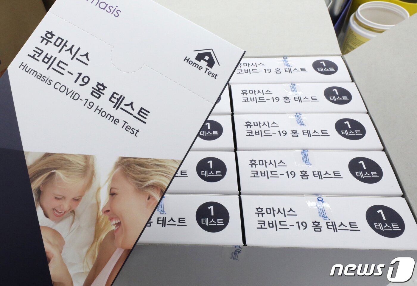 본문 이미지 - 오는 29일부터 전국 선별진료소에서 신속항원검사를 받을 수 있게된다. 정부 관계자는 "29일부터 다음 달 2일까지는 과도기로, 검사 대상자가 PCR과 신속항원검사 중 하나를 선택할 수 있도록 했다＂고 밝혔다. 다음달 3일부터는 60세 이하의 경우 PCR 검사 대신 신속항원검사를 받게된다. 사진은 27일 서울의 한 약국에서 판매되는 자가검사키트. 2022.1.27/뉴스1 ⓒ News1 이성철 기자