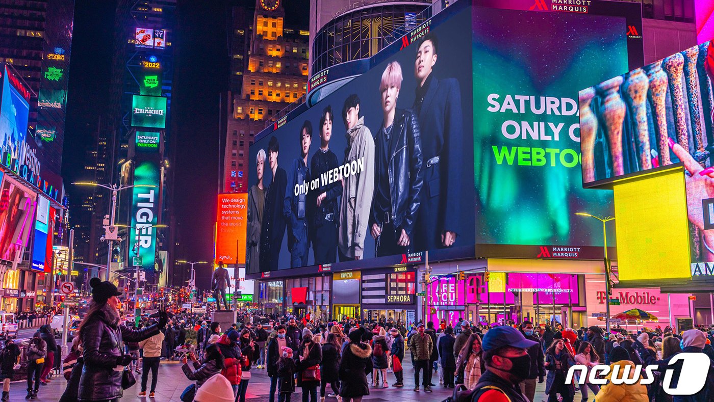 본문 이미지 - 네이버웹툰이 미국 뉴욕 맨해튼 타임스퀘어에 방탄소년단이 등장하는 하이브 오리지널 스토리‘7FATES: CHAKHO(세븐 페이츠: 착호)’ 대형 옥외광고 (네이버웹툰 제공) 2022.1.27/뉴스1