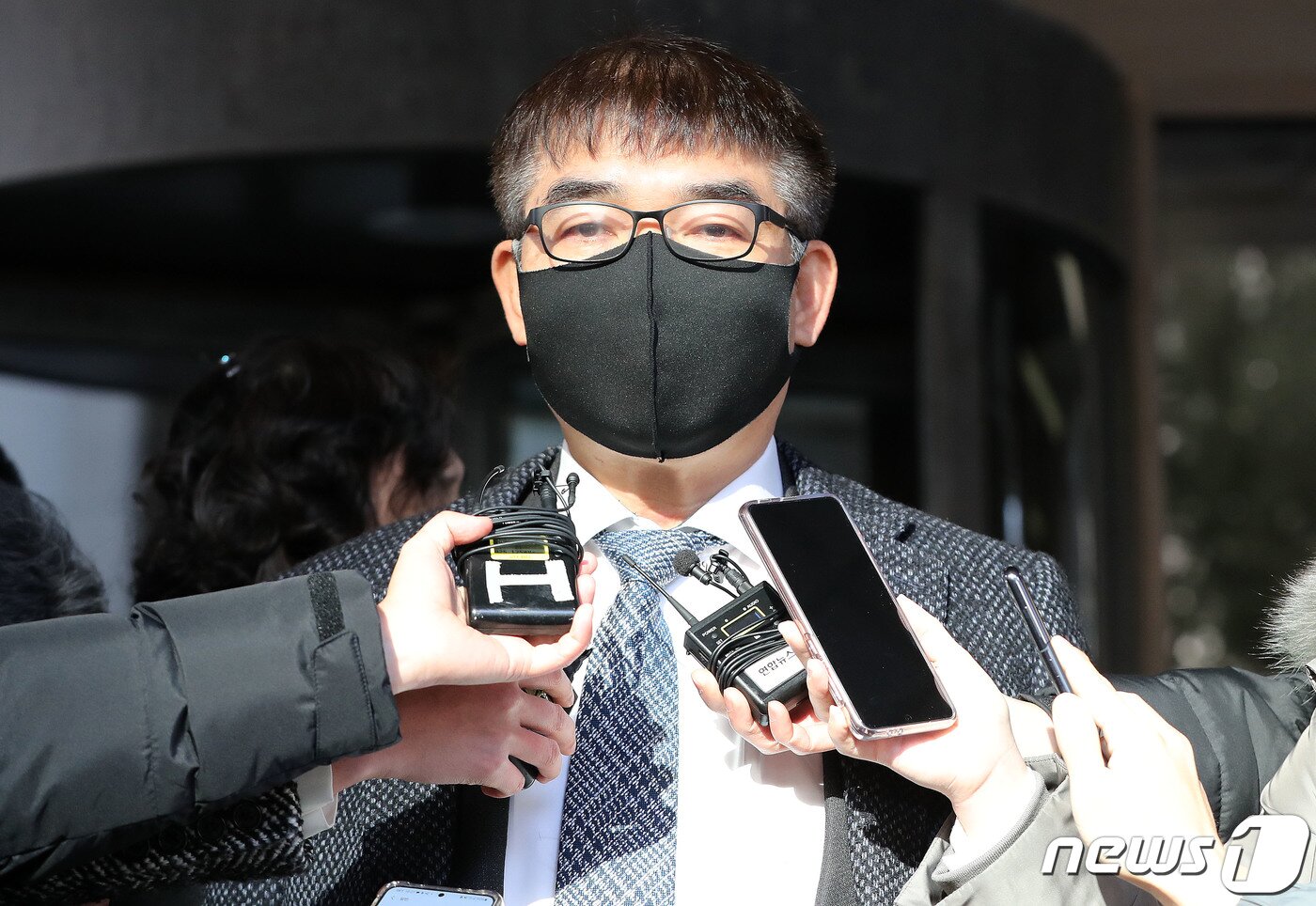 본문 이미지 - 정경심 동양대 전 교수 측 변호인인 김칠준 변호사가 27일 오전 서울 서초구 대법원에서 열린 정 전 교수의 선고공판이 끝나고 취재진의 질문에 답변하고 있다. 이날 대법원은 자본시장과금융투자업에관한법률위반 등 혐의로 기소된 정 전 교수에게 징역 4년을 선고한 원심을 확정했다. 2022.1.27/뉴스1 ⓒ News1 박세연 기자