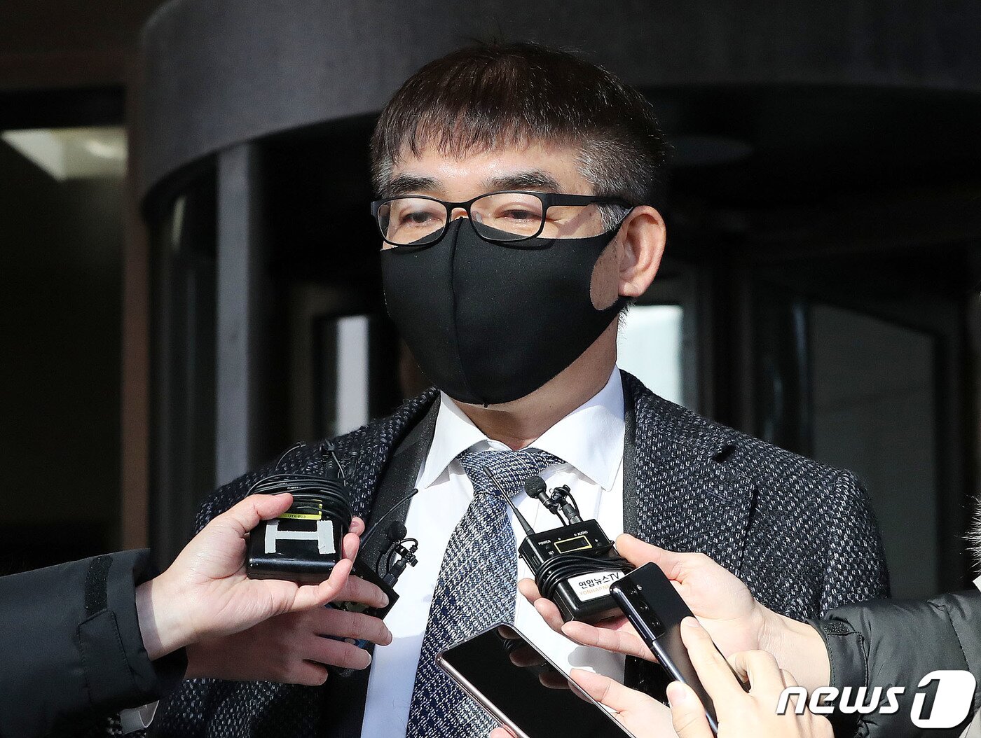 본문 이미지 - 정경심 동양대 전 교수 측 변호인인 김칠준 변호사가 27일 오전 서울 서초구 대법원에서 열린 자녀입시 비리와 사모펀드 관련 혐의로 재판을 받고 있는 정 전 교수의 선고공판을 마치고 취재진의 질문에 답변하고 있다. 2022.1.27/뉴스1 ⓒ News1 박세연 기자