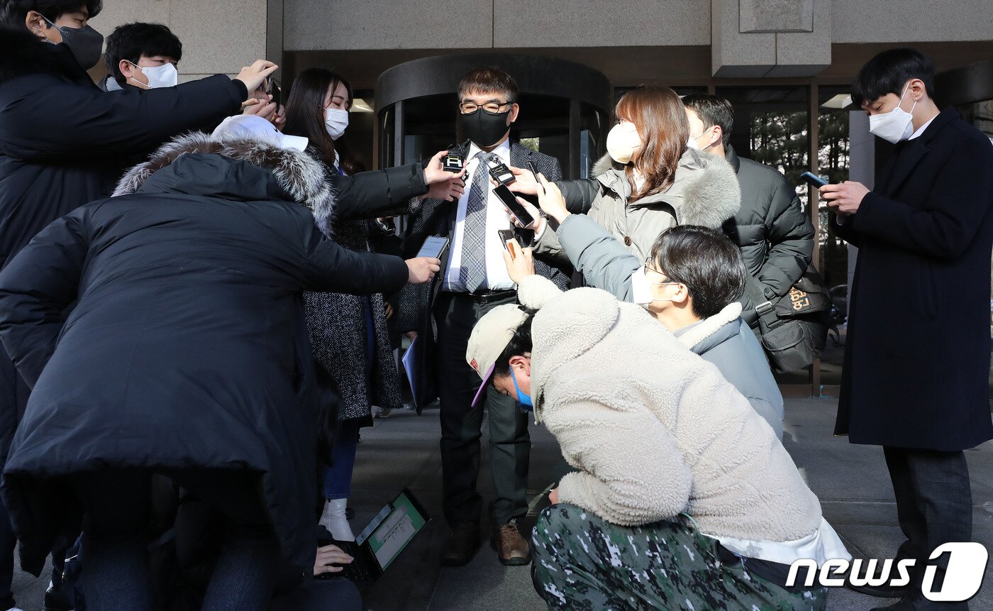 본문 이미지 - 정경심 동양대 전 교수 측 변호인인 김칠준 변호사가 27일 오전 서울 서초구 대법원에서 열린 자녀입시 비리와 사모펀드 관련 혐의로 재판을 받고 있는 정 전 교수의 선고공판을 마치고 취재진의 질문에 답변하고 있다. 이날 대법원은 자본시장과금융투자업에관한법률위반 등 혐의로 기소된 정 전 교수에게 징역 4년을 선고한 원심을 확정했다. 2022.1.27/뉴스1 ⓒ News1 박세연 기자