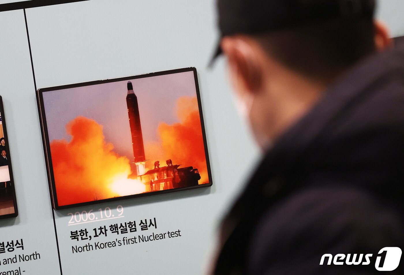 본문 이미지 - 북한이 함경남도 함흥 일대에서 단거리 탄도미사일 추정 발사체 2발을 동해상을 향해 발사한 것으로 알려진 27일 경기도 파주시 오두산 통일전망대를 찾은 시민들이 전시를 관람하고 있다. 2022.1.27/뉴스1 ⓒ News1 조태형 기자