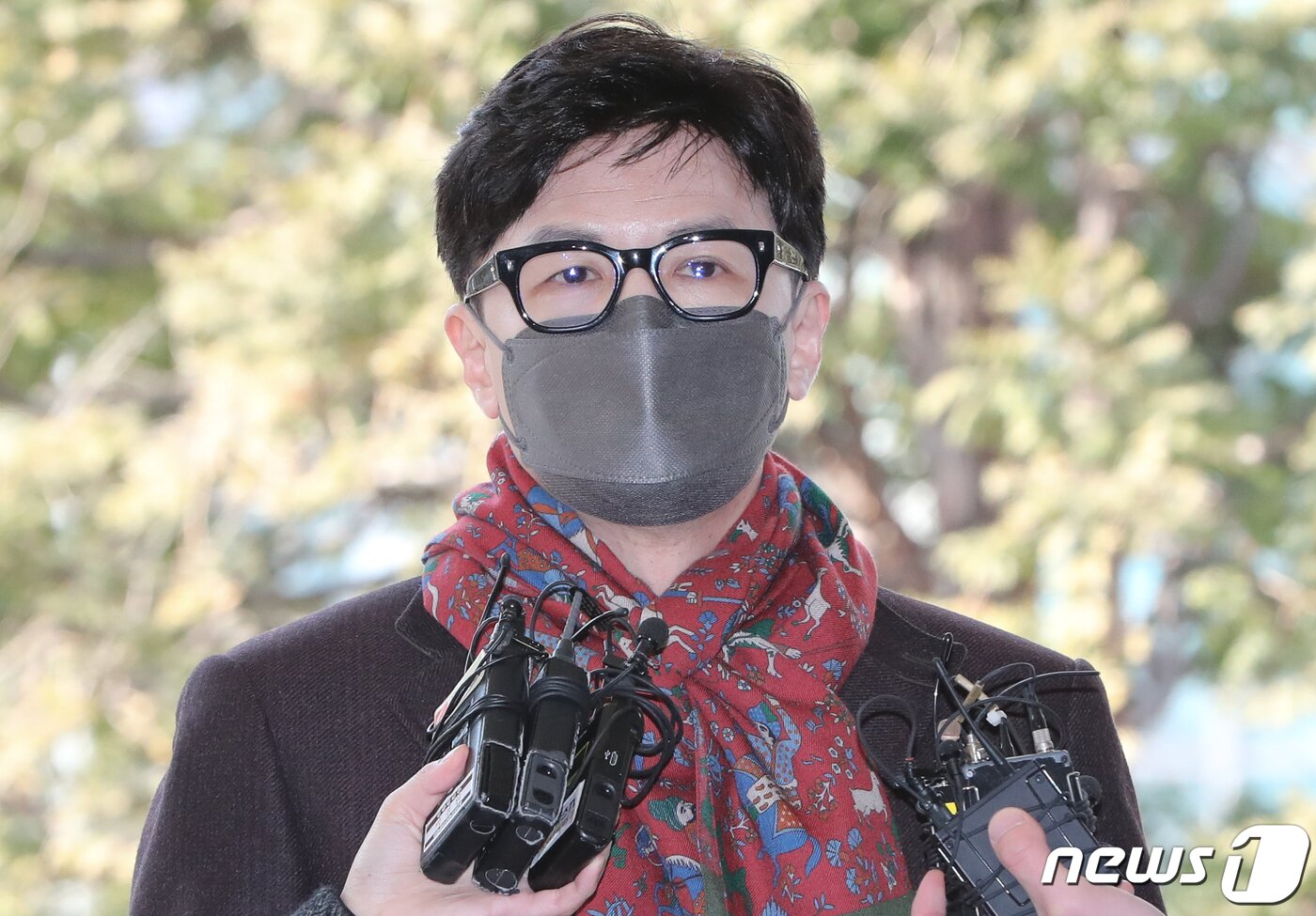 본문 이미지 - 한동훈 사법연수원 부원장(검사장)이 27일 서울 마포구 서부지법에서 열린 유시민 전 노무현재단 이사장의 명예훼손 혐의 재판에 증인으로 출석하며 취재진의 질의에 답하고 있다. 2022.1.27/뉴스1 ⓒ News1 허경 기자