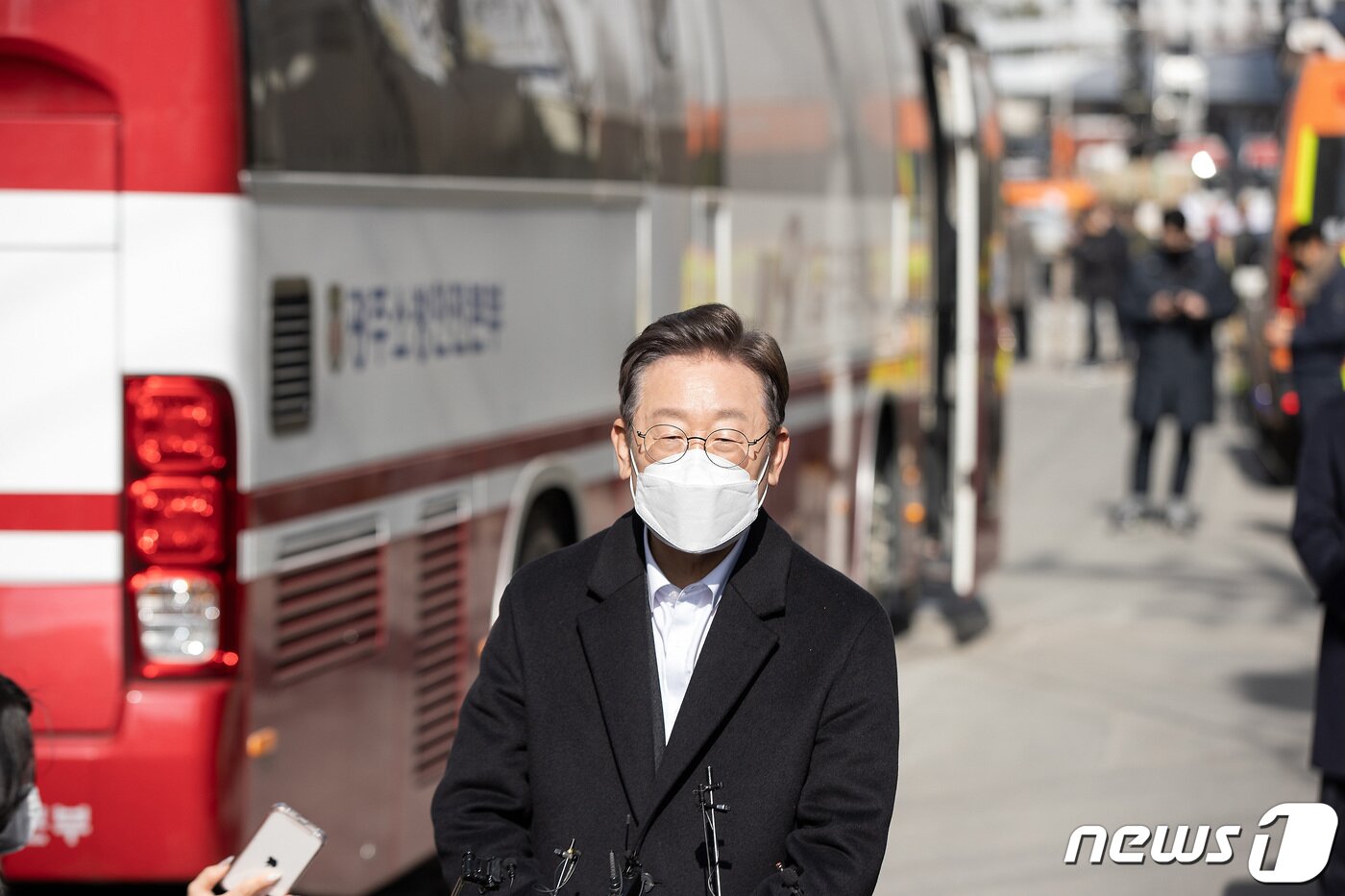 본문 이미지 - 이재명 더불어민주당 대선 후보가 지난달 27일 광주시 서구 광주화정아이파크 붕괴사고 현장 방문을 마친 뒤 기자들 질문에 답하고 있다. 2022.1.27/뉴스1 ⓒ News1 오대일 기자