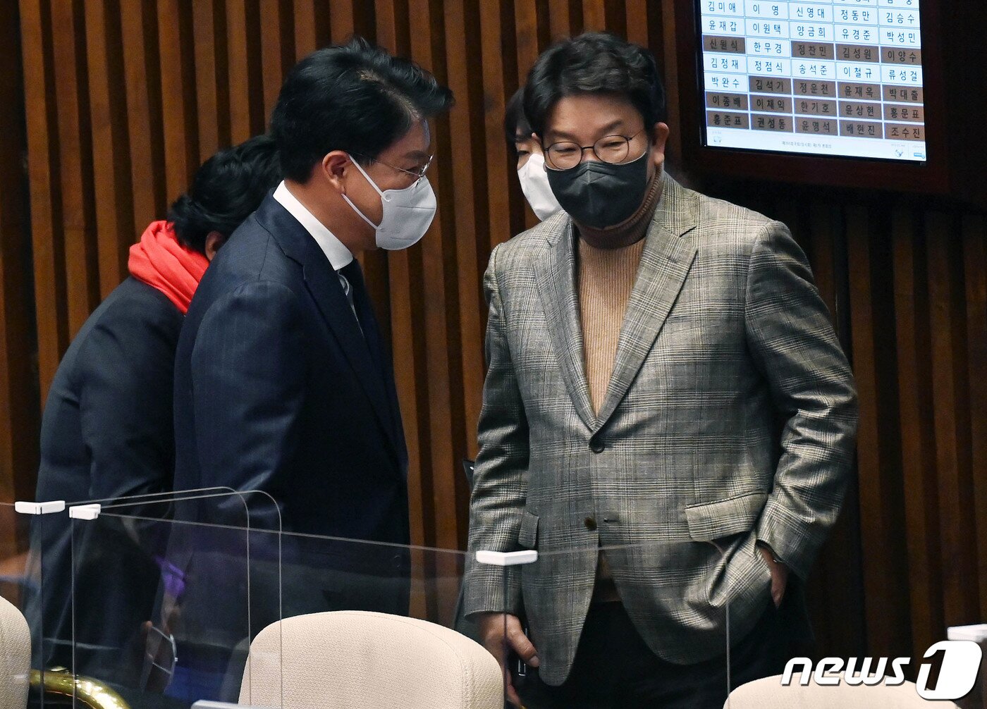 본문 이미지 - 권성동 국민의힘 의원과 장제원 의원이 27일 서울 여의도 국회에서 열린 임시국회 본회의에서 대화하고 있다. 2022.1.27/뉴스1 ⓒ News1 이승배 기자
