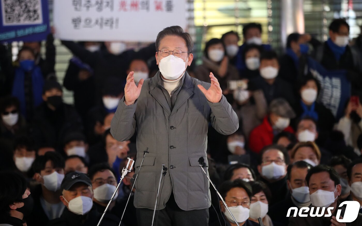 본문 이미지 - 지난 2022년 1월27일 20대 대선 당시 이재명 더불어민주당 대선 후보가  '호남정치 1번지' 광주 동구 충장로에서 열린 거리연설에서 시민들에게 지지를 호소하고 있다.2022.1.27/뉴스1 ⓒ News1 오대일 기자