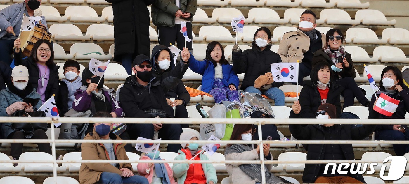 (시돈(레바논)=뉴스1) 김진환 기자 = 27일 오후(현지시간) 레바논 시돈 사이다 시립 경기장에서 열린 '2022 카타르월드컵 아시아 최종예선 A조 7차전' 대한민국과 레바논의 …