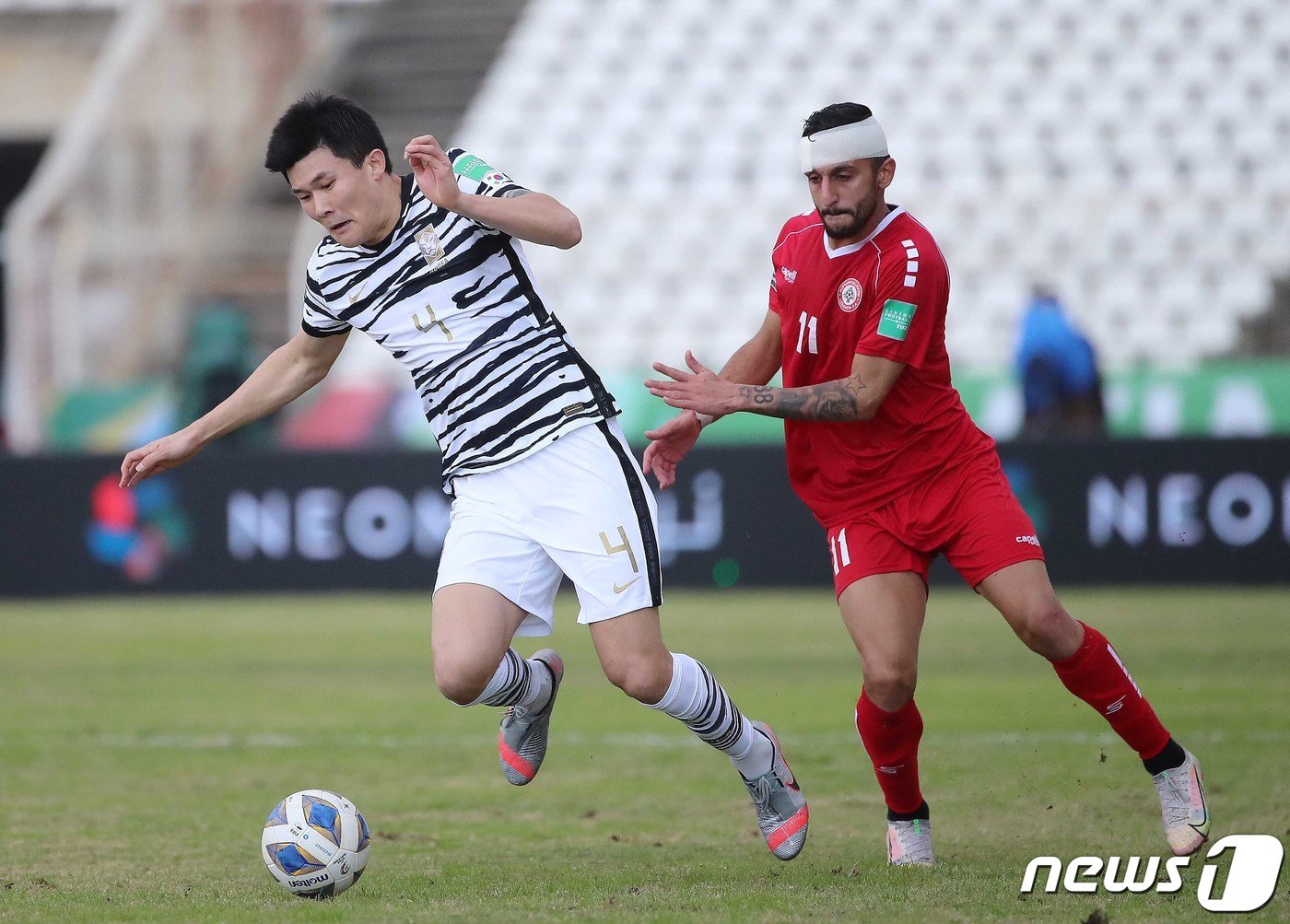 본문 이미지 - 27일 오후&#40;현지시간&#41; 레바논 시돈의 사이다 시립 경기장에서 열린 &#39;2022 카타르월드컵 아시아 최종예선 A조 7차전&#39; 대한민국과 레바논의 경기에서 김민재가 레바논 수비 앞에서 돌파를 하고 있다. 2022.1.27/뉴스1 ⓒ News1 김진환 기자