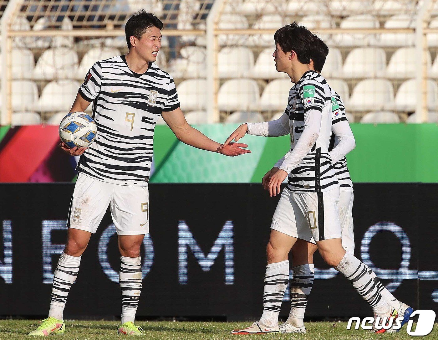 본문 이미지 - 27일 오후(현지시간) 레바논 시돈의 사이다 시립 경기장에서 열린 '2022 카타르월드컵 아시아 최종예선 A조 7차전' 대한민국과 레바논의 경기에서 1대0 승리를 거둔 대한민국의 조규성이 동료들과 기쁨을 나누고 있다. 2022.1.27/뉴스1 ⓒ News1 김진환 기자