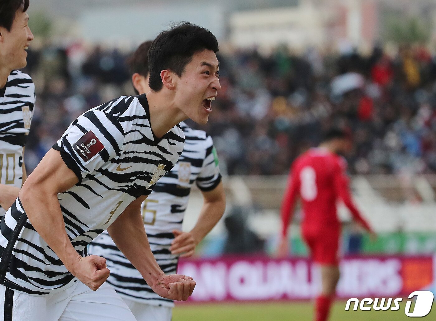 본문 이미지 - 27일 오후(현지시간) 레바논 시돈의 사이다 시립 경기장에서 열린 '2022 카타르월드컵 아시아 최종예선 A조 7차전' 대한민국과 레바논의 경기에서 조규성이 선취골을 넣은 후 세리머니를 하고 있다. 2022.1.27/뉴스1 ⓒ News1 김진환 기자