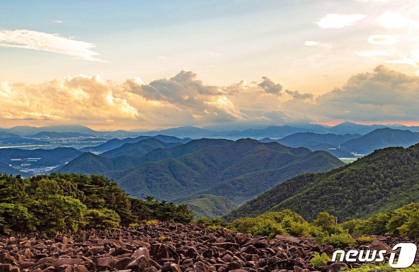 본문 이미지 - 산 기슭에 깔려 있는 만어사 경석. 천연기념물 제528호이자 밀양의 3대 신비로 두드리면 종소리가 나는 신비한 바위다. (밀양시 제공)ⓒ 뉴스1