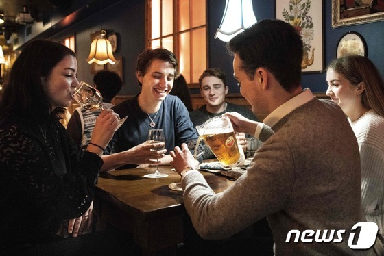 16일 네덜란드 암스테르담의 한 술집에서 젊은이들이 술잔을 기울이고 있다. © AFP=뉴스1