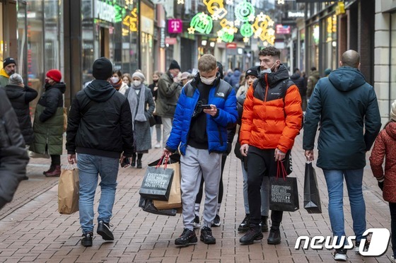 15일 네덜란드 암스테르담의 한 거리에서 쇼핑객들이 거리를 걷고 있다. © AFP=뉴스1