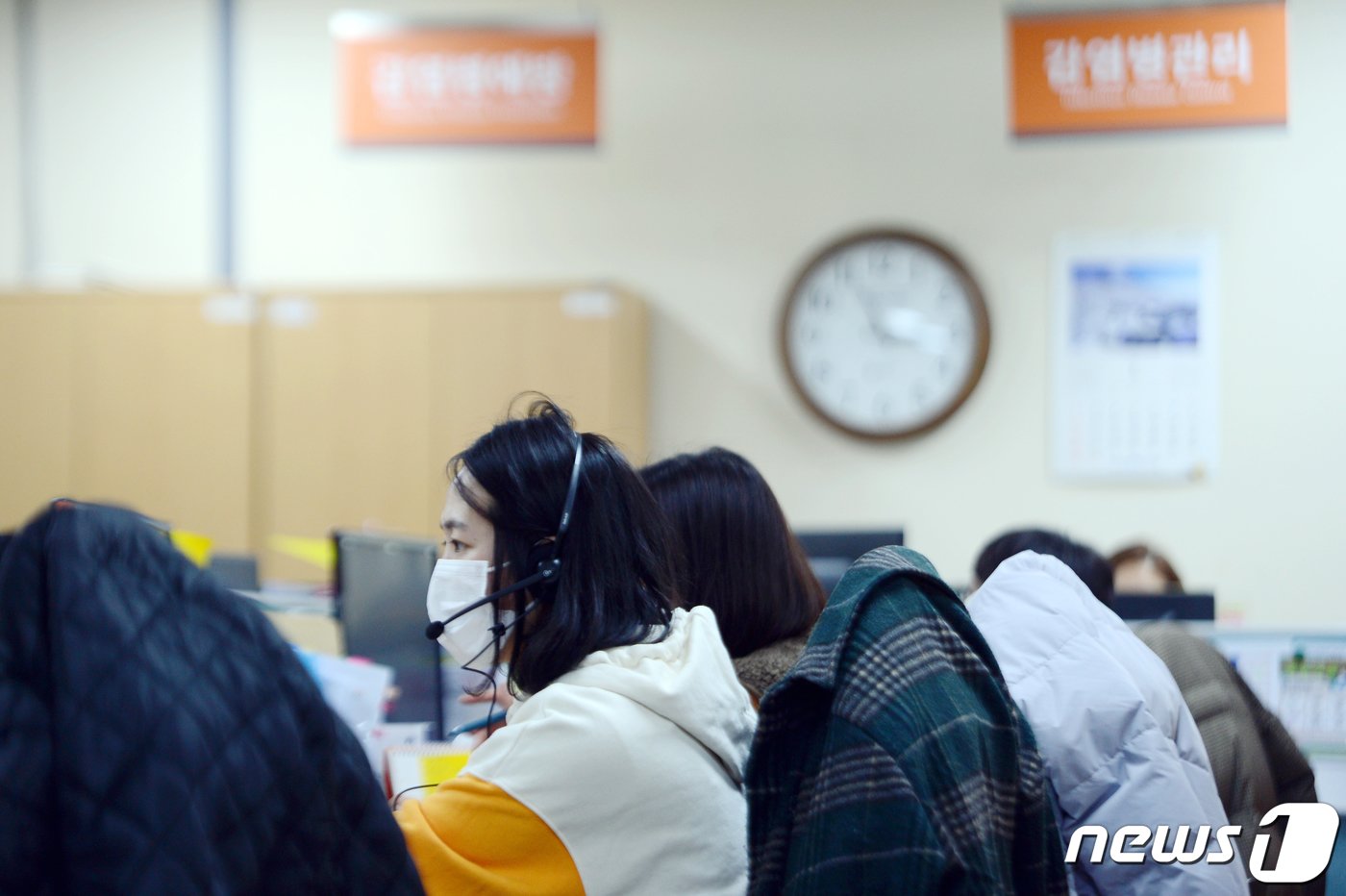 본문 이미지 - 설 연휴를 하루 앞둔 28일 광주 광산구보건소 감염병예방팀 직원들이 확진자들의 이동 동선을 파악하기 위해 전화통화를 하고 있다. 2022.1.28/뉴스 ⓒ News1 정다움 기자