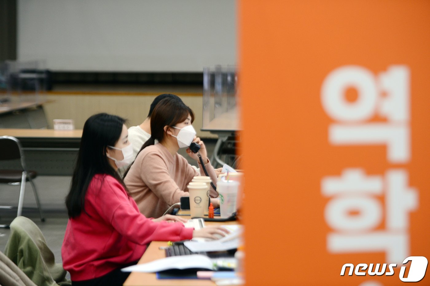 본문 이미지 - 설 연휴를 하루 앞둔 28일 광주 광산구보건소 감염병예방팀 직원들이 확진자들의 이동 동선을 파악하기 위해 전화통화를 하고 있다. 2022.1.28/뉴스 ⓒ News1 정다움 기자