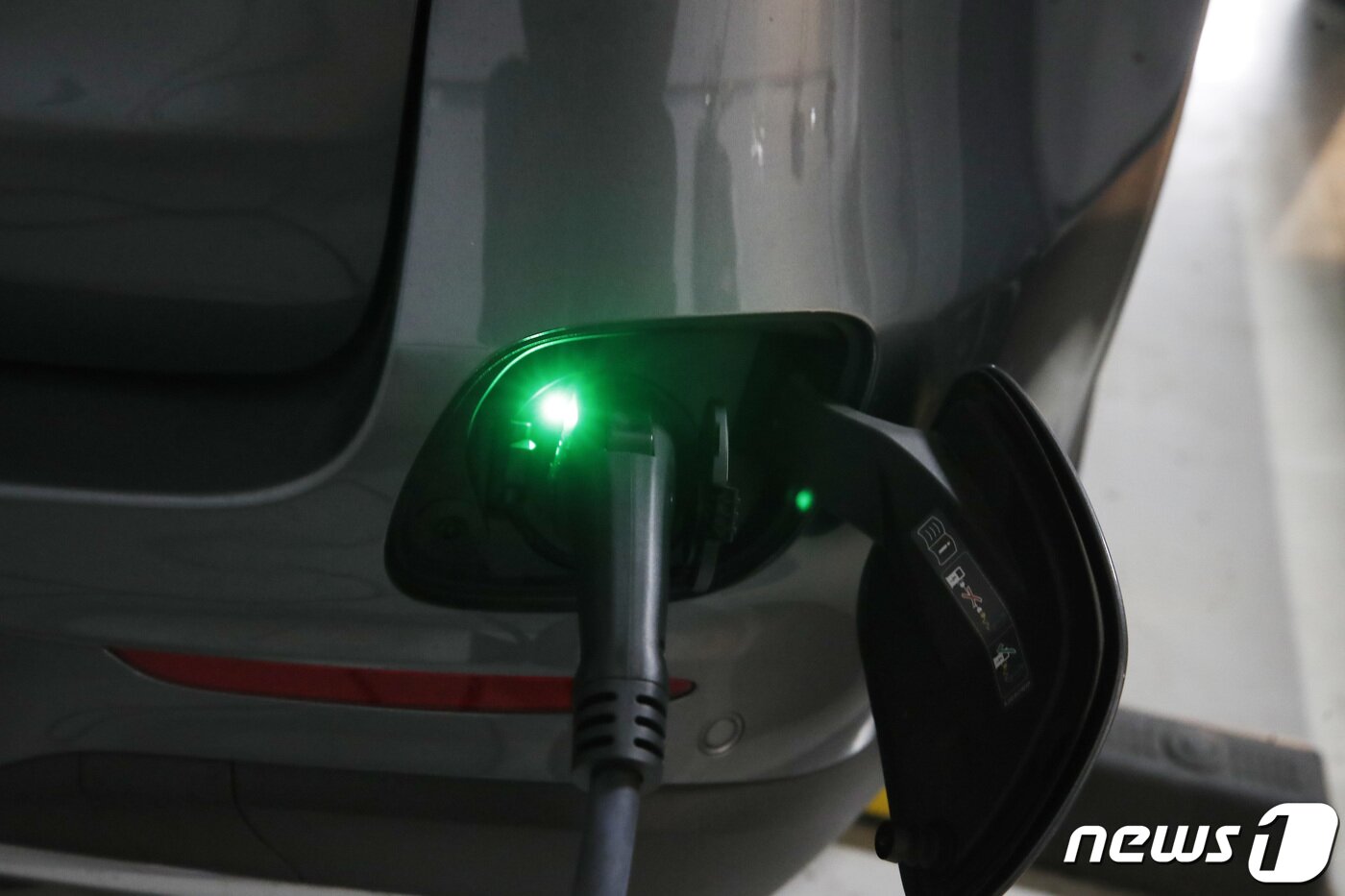 본문 이미지 - 서울시내 한 아파트 단지내 전기차 충전소에서 충전 중인 전기차. ⓒ News1 권현진 기자