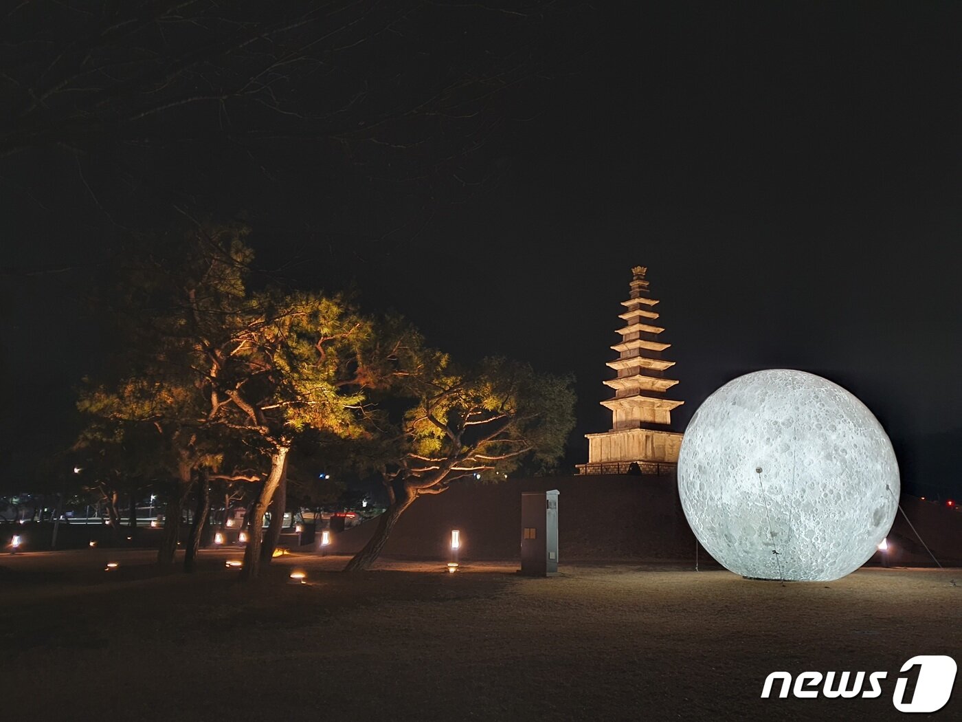 본문 이미지 - 충주 중앙탑공원 야경.(충주시 제공)2022.1.29/ⓒ 뉴스1