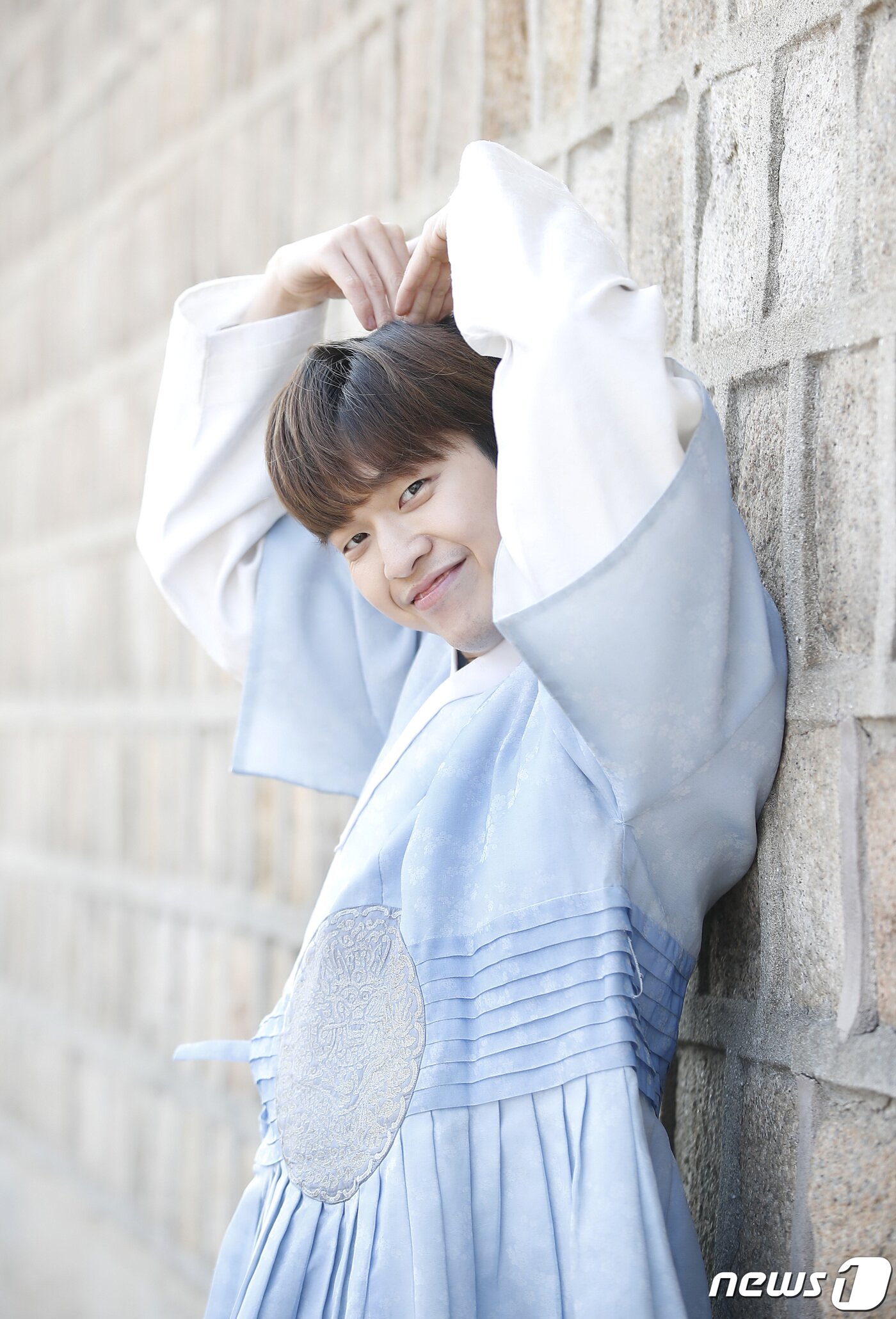 본문 이미지 - 서울 종로구 경복궁, 가수 겸 방송인 유재필 한복 인터뷰. 2022.1.26/뉴스1 ⓒ News1 권현진 기자