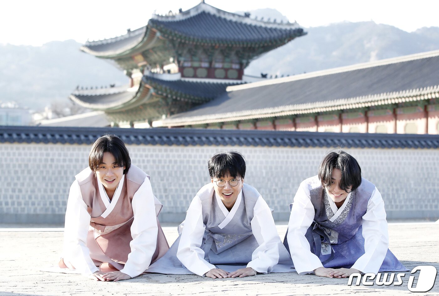 본문 이미지 - 서울 종로구 경복궁. 오디션프로그램 '내일은 국민가수'(국민가수) 김동현(왼쪽부터), 박창근, 이솔로몬 한복 인터뷰. /뉴스1 ⓒ News1 권현진 기자