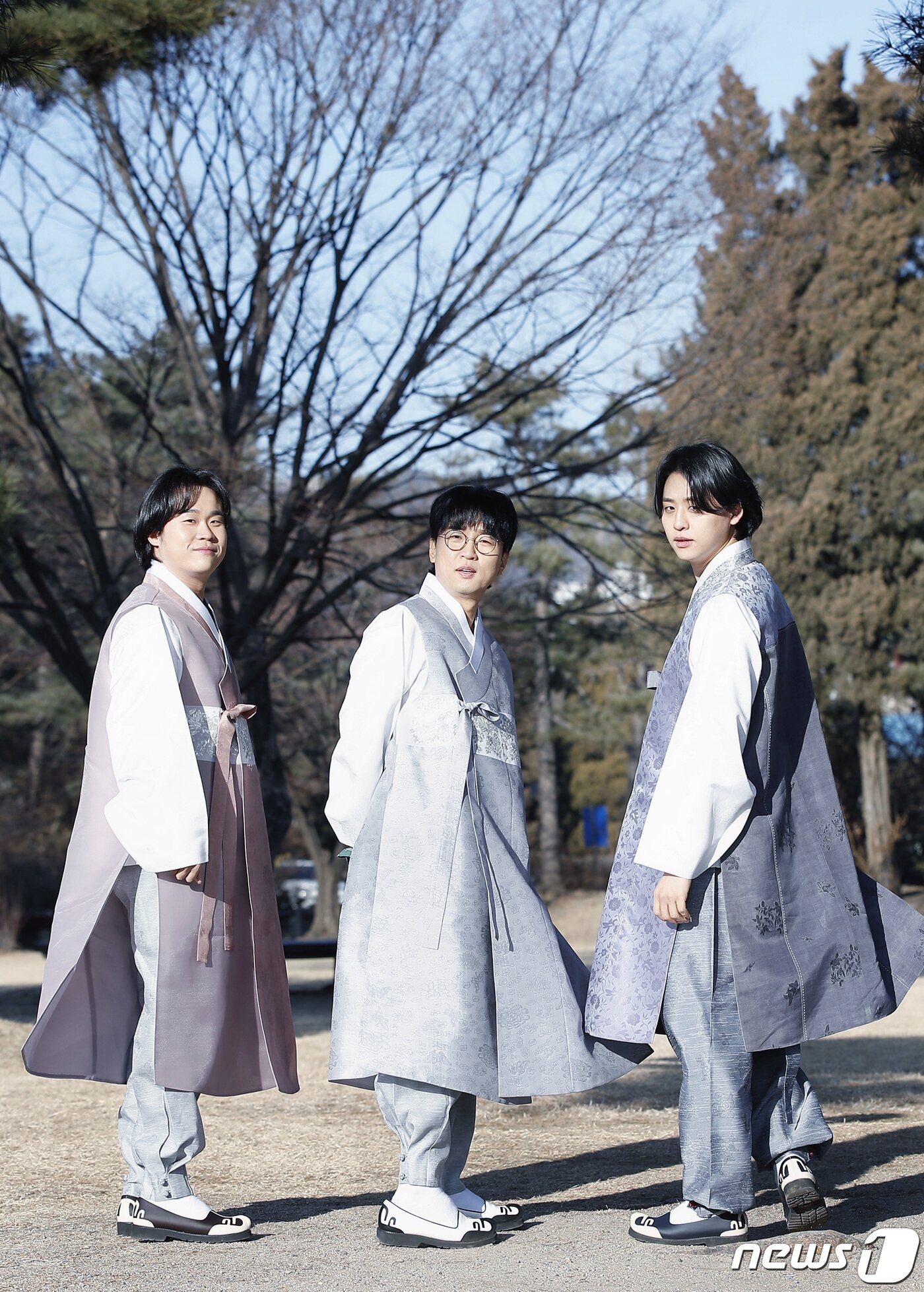 본문 이미지 - 서울 종로구 경복궁. 오디션프로그램 '내일은 국민가수'(국민가수) 김동현(왼쪽부터), 박창근, 이솔로몬 한복 인터뷰./뉴스1 ⓒ News1 권현진 기자