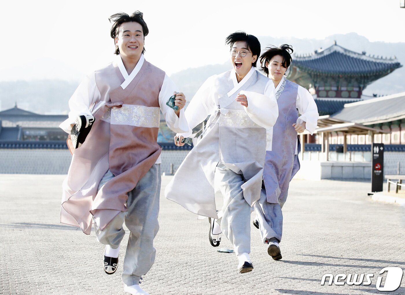 본문 이미지 - 서울 종로구 경복궁. 오디션프로그램 '내일은 국민가수'(국민가수) 김동현(왼쪽부터), 박창근, 이솔로몬 한복 인터뷰. /뉴스1 ⓒ News1 권현진 기자