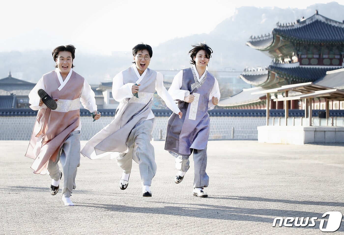 본문 이미지 - 서울 종로구 경복궁. 오디션프로그램 '내일은 국민가수'(국민가수) 김동현(왼쪽부터), 박창근, 이솔로몬 한복 인터뷰. /뉴스1 ⓒ News1 권현진 기자