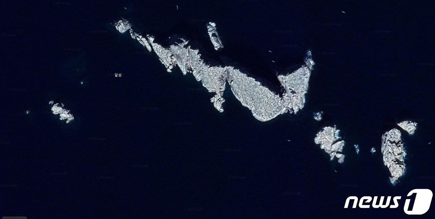 본문 이미지 - 북한이 탄도미사일 발사 때 표적으로 종종 사용하는 함경북도 화대군 앞바다의 무인도 '알섬' 위성사진 (구글 어스 캡처) ⓒ 뉴스1