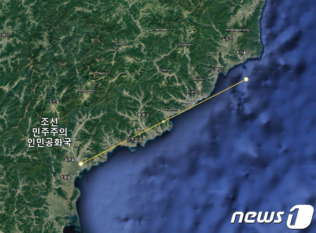 본문 이미지 - 북한 함경남도 함흥 일대에서 동북쪽으로 약 190㎞ 거리에 무인도 '알섬'이 있다. 직선 왼쪽 끝이 함흥, 오른쪽 끝이 알섬. (구글 어스 캡처) ⓒ 뉴스1