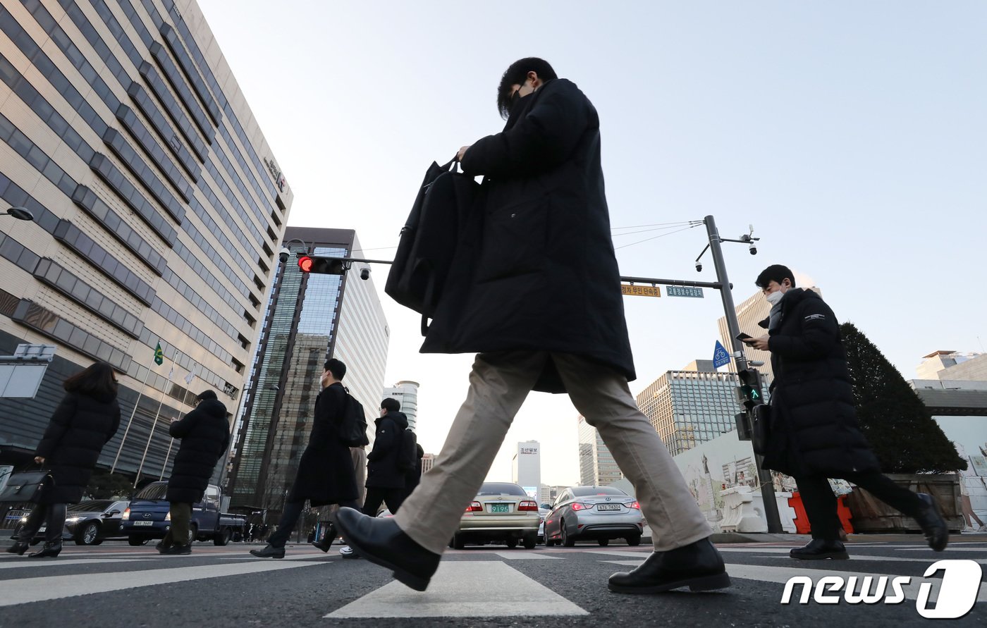 3일 오전 서울 광화문네거리 인근에서 시민들이 출근길에 오르고 있다. 2022.1.3/뉴스1 ⓒ News1 박지혜 기자