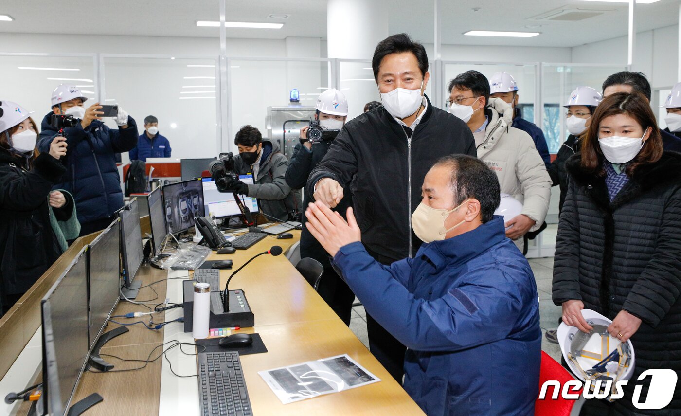 본문 이미지 - 오세훈 서울시장이 3일 오전 새해 첫 업무일정을 위해 서울 동작구 신림선 도시철도 종합관제동을 찾아 막바지 개통준비 및 시설안전 현황을 점검하고 있다. 2022.1.3/뉴스1 ⓒ News1 안은나 기자