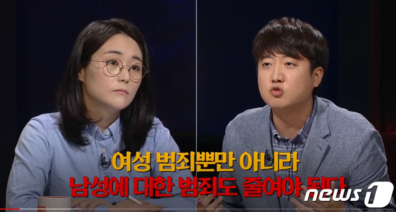 본문 이미지 - 신지예 한국여성정치네트워크 대표와 이준석 국민의힘 전 최고의원이 mbc 100분 토론 ' 젠더 갈등, 어디로 가나?' 주제로 열띤 논쟁을 벌이고 있는 모습. (MBC 생방송 ‘100분 토론’ 영상 캡처)