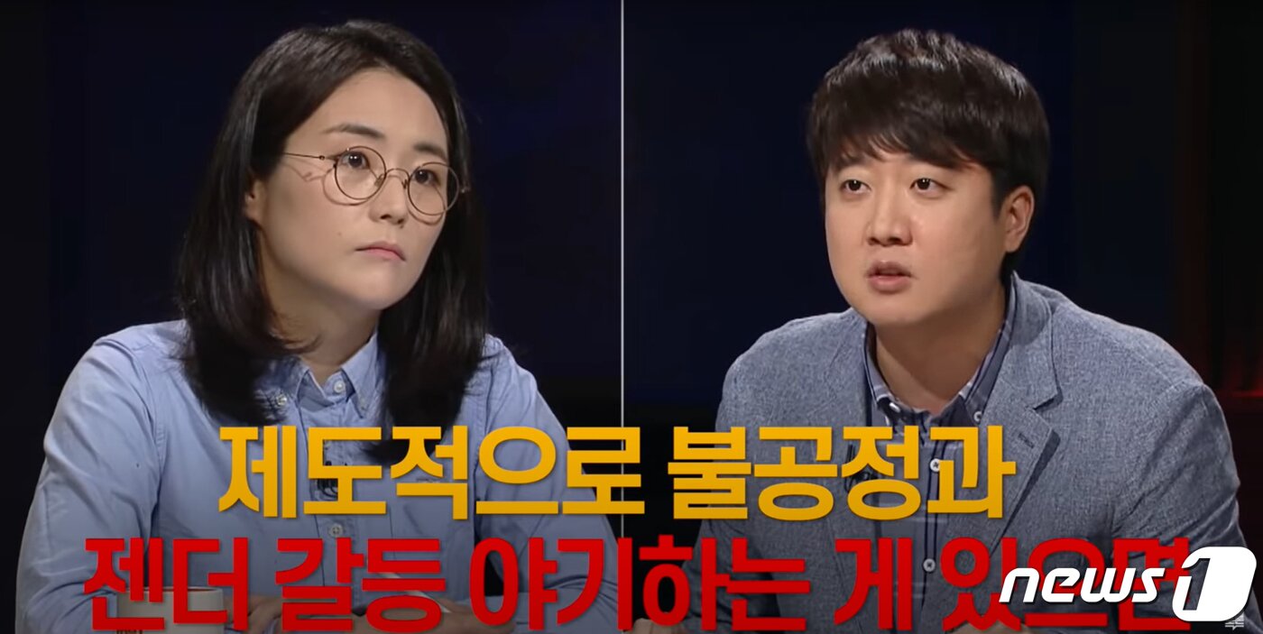 본문 이미지 - 신지예 한국여성정치네트워크 대표와 이준석 국민의힘 전 최고의원이 mbc 100분 토론 ' 젠더 갈등, 어디로 가나?' 주제로 열띤 논쟁을 벌이고 있는 모습. (MBC 생방송 ‘100분 토론’ 영상 캡처)